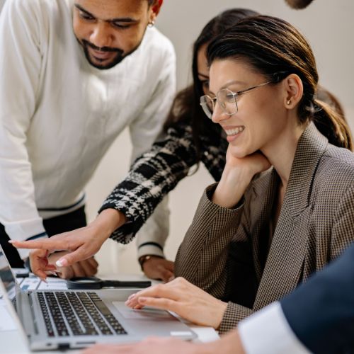 HR change consultant guiding team from behind a laptop